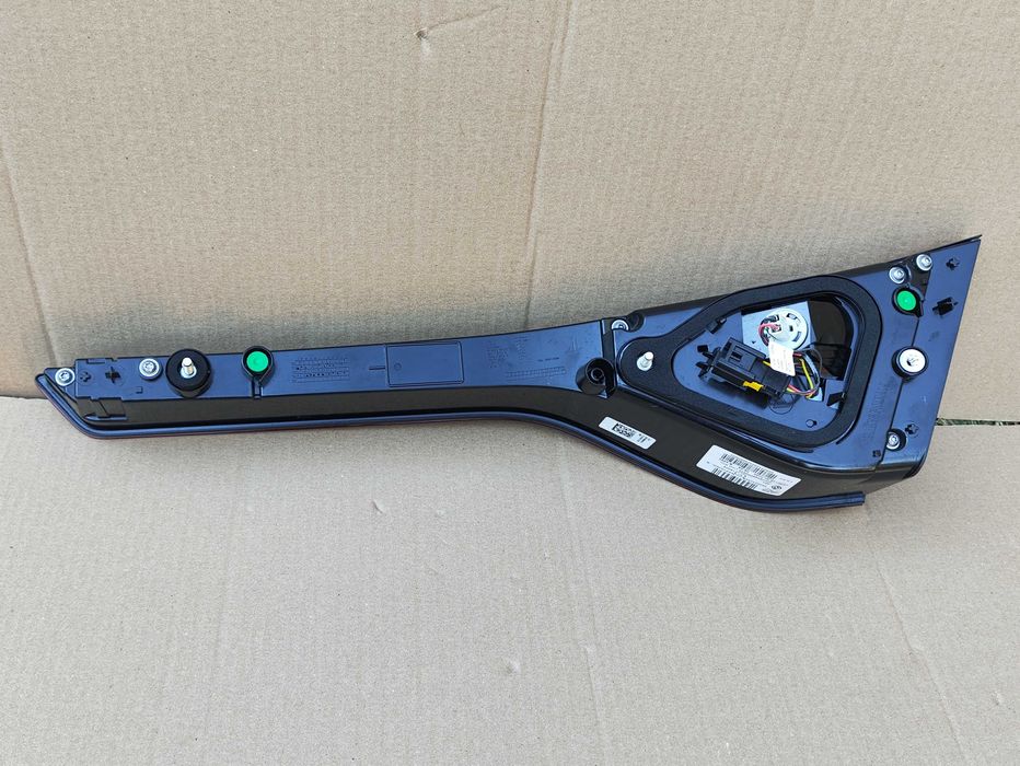 Stop stanga Renault Megane 4 berlina pe capota portbagaj haion