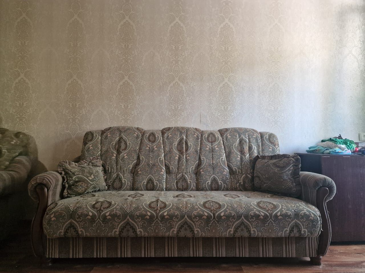Продам диван и два кресло