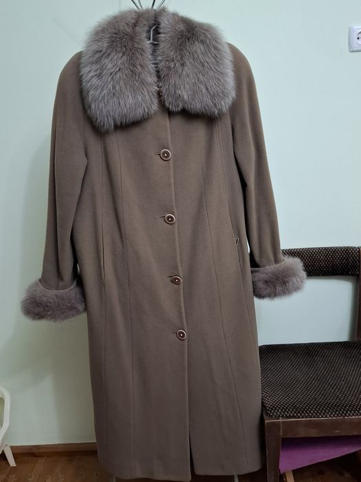 Palto sotiladi yaqasi olinadi chiroyli turadi razmeri 54-56gacha bolad