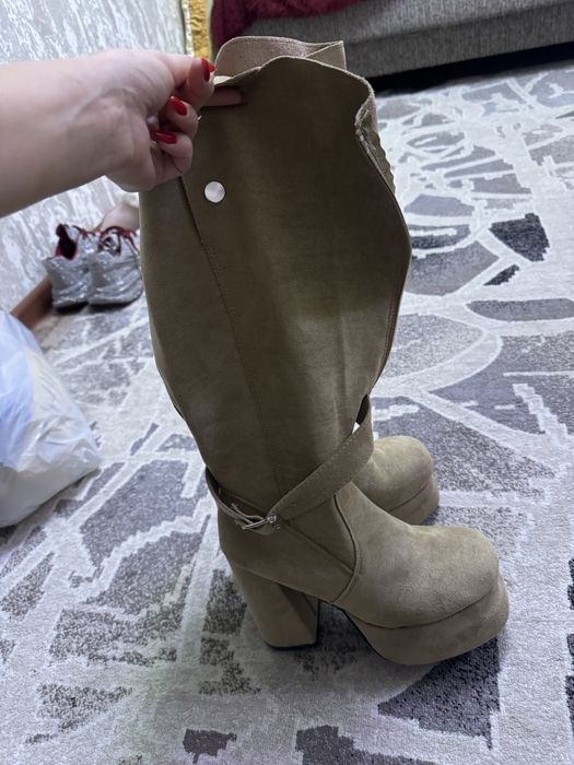 Сапоги новые с каблуком