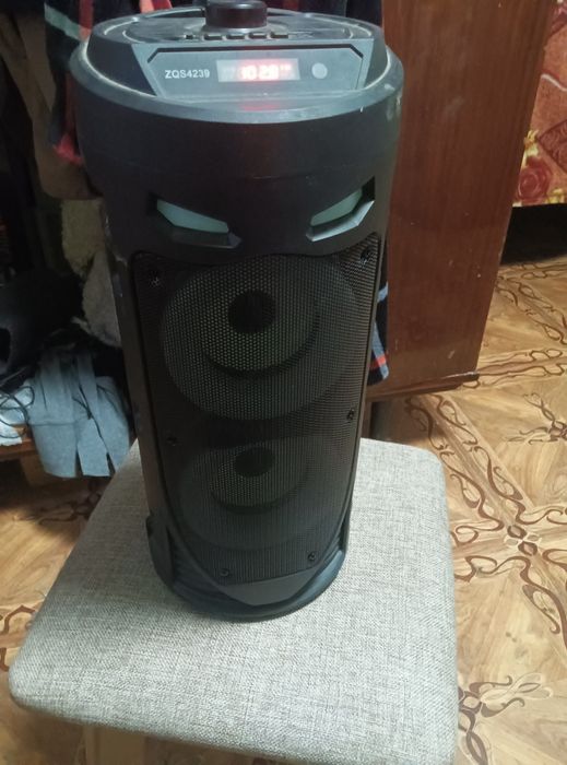 Продам колонка работает отлично есть зарядки микрофон пульт есть все р