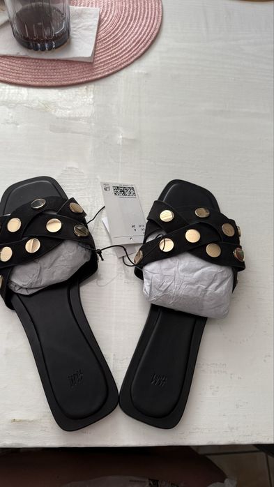 Papuci cu capse auri H&M sunt di piele