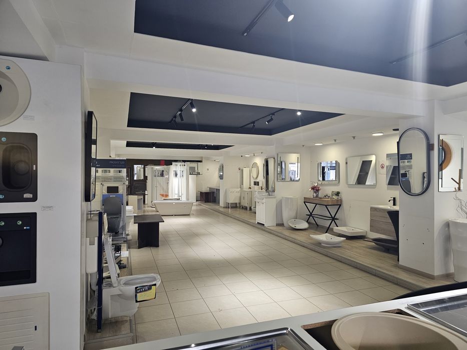 Spatiu comercial 664 mp P+1 central, str Poporului colt str.Baba Novac