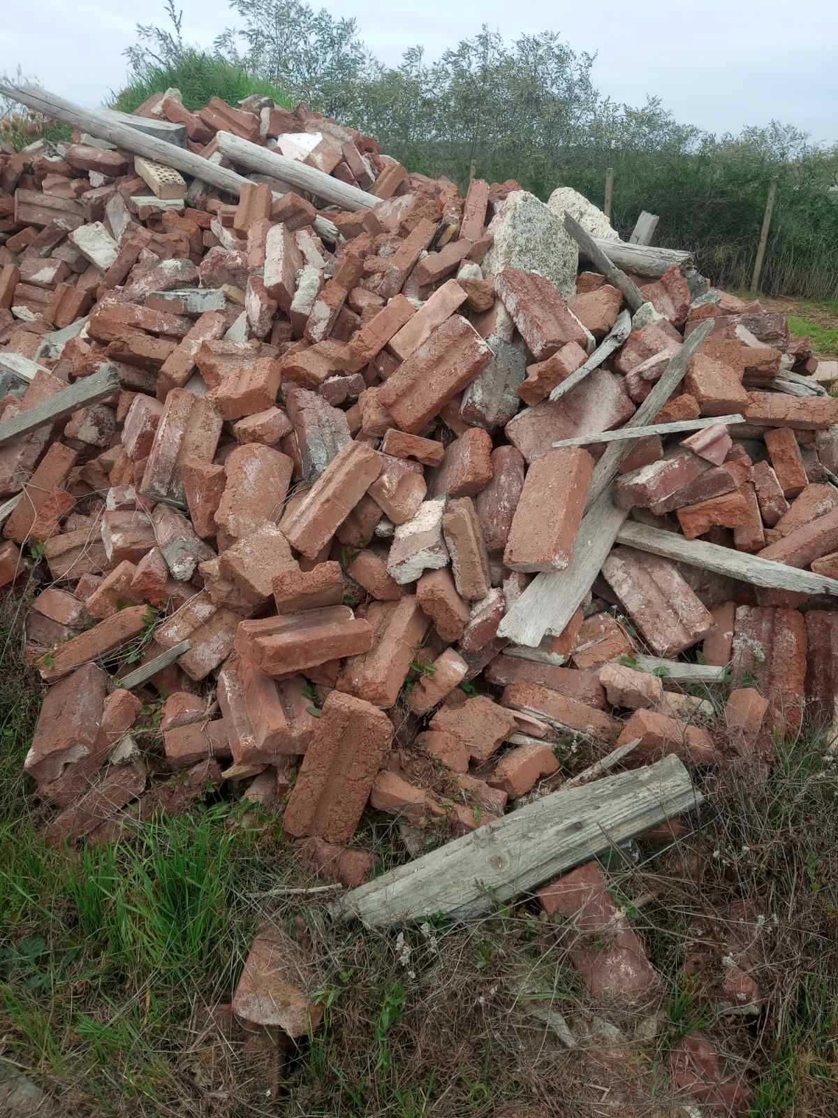 Подарявам стари тухли!