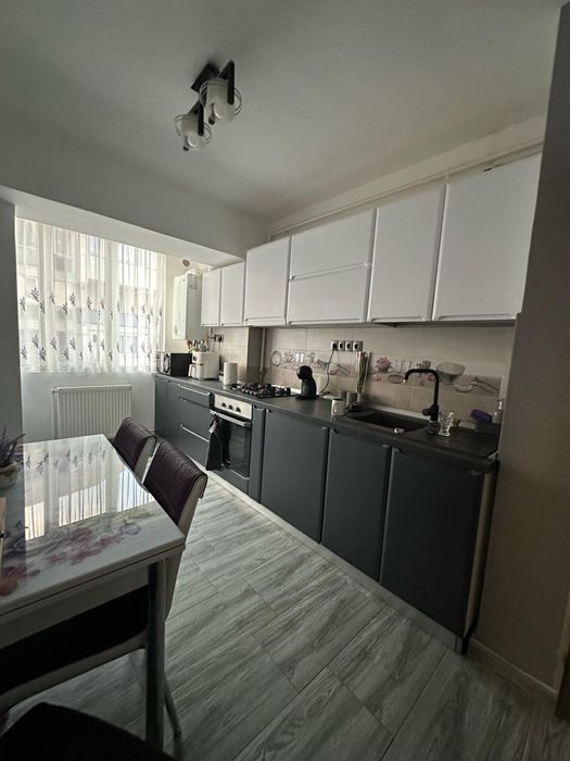 Vand apartament renovat si decomandat