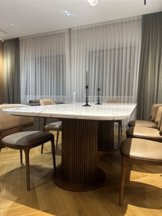 Стол из дерева и камня