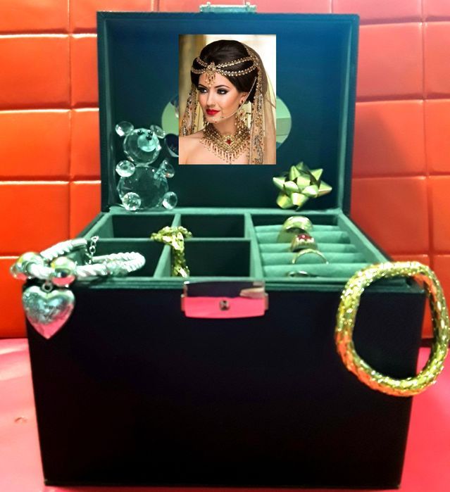 CASETĂ PENTRU BIJUTERII cu oglindă posibilitate încuiere NOUĂ 90 Lei