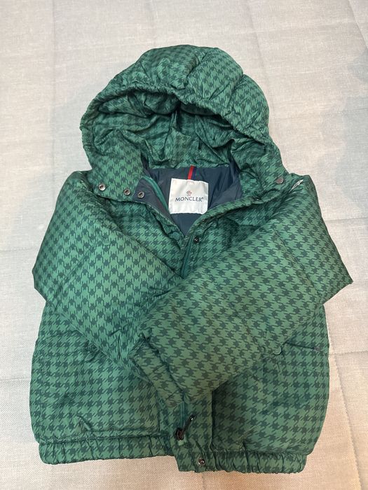 Продам детскую верхнюю одежву и обувь