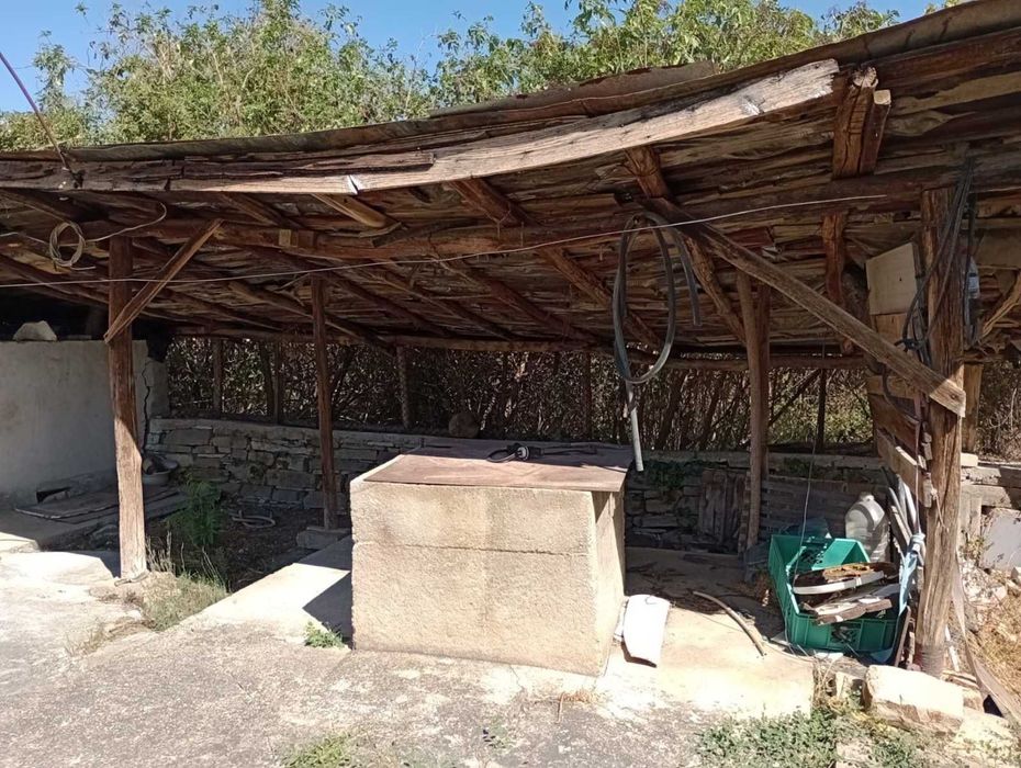 Къща на 100 км от София