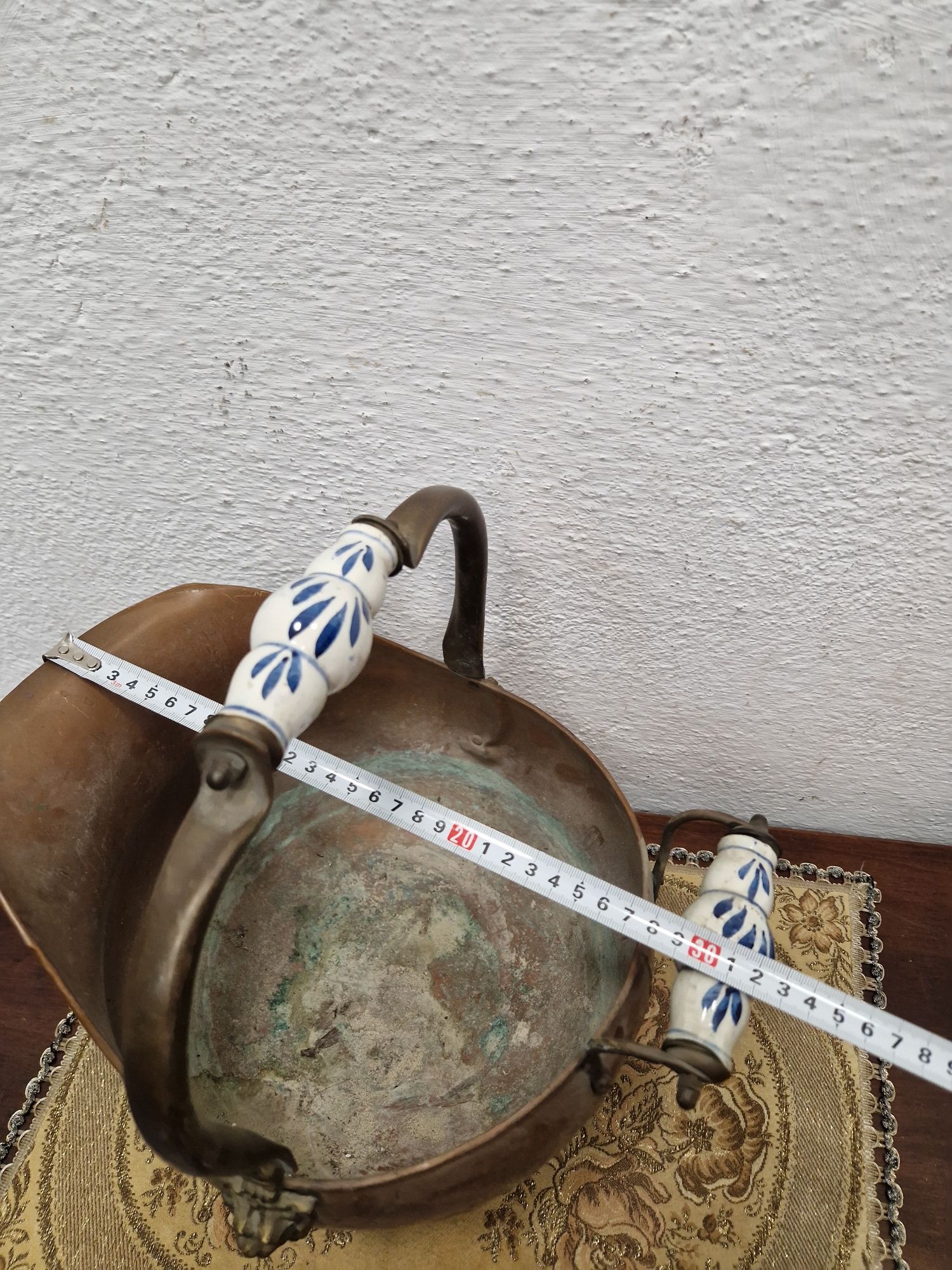 Холандска медна кашпа за цветя с порцеланови дръжки