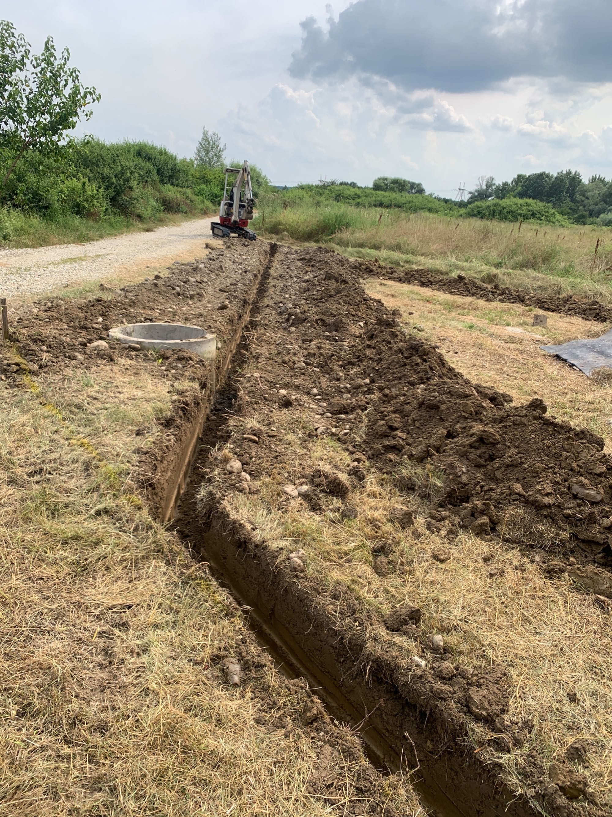 Execut lucrări cu miniexcavator