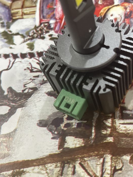 Becuri Xenon D3S – Compatibile cu multe modele, noi, nefolosite