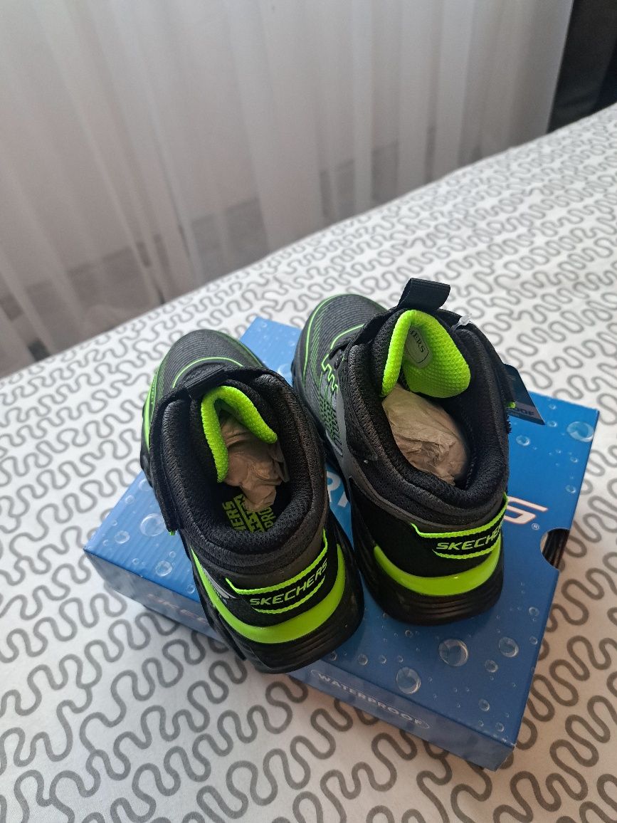 Чисто нови skechers