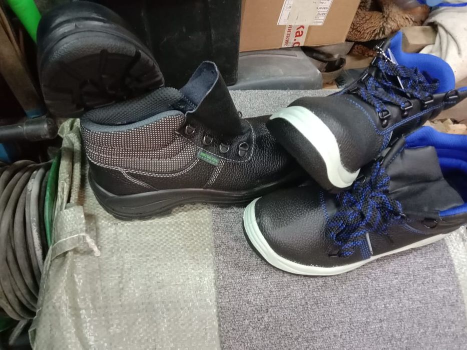 Рабочая обувь летняя и зимняя.