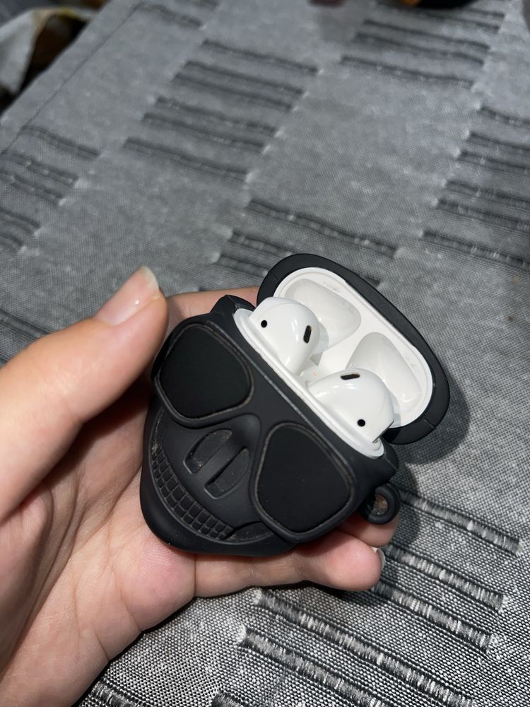 Apple AirPods 2 с дефектна лява слушалка