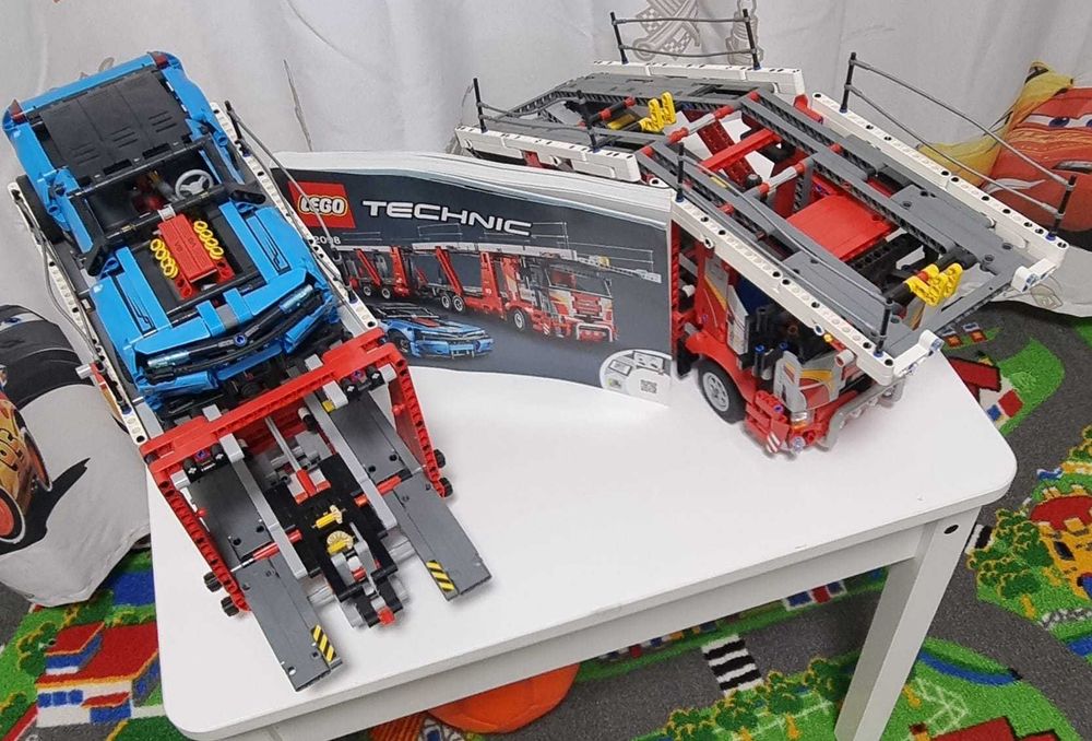 LEGO Technic - Transportor de masini 42098, 2493 piese