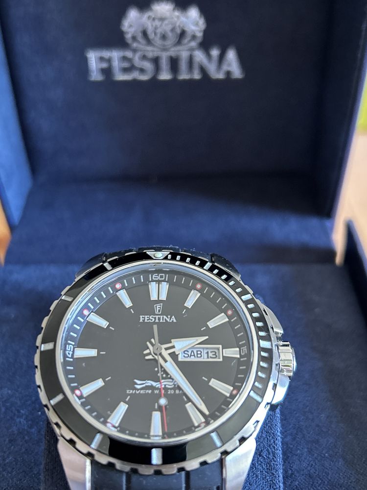 Festina - Ceas rotund cu o curea de silicon, Negru