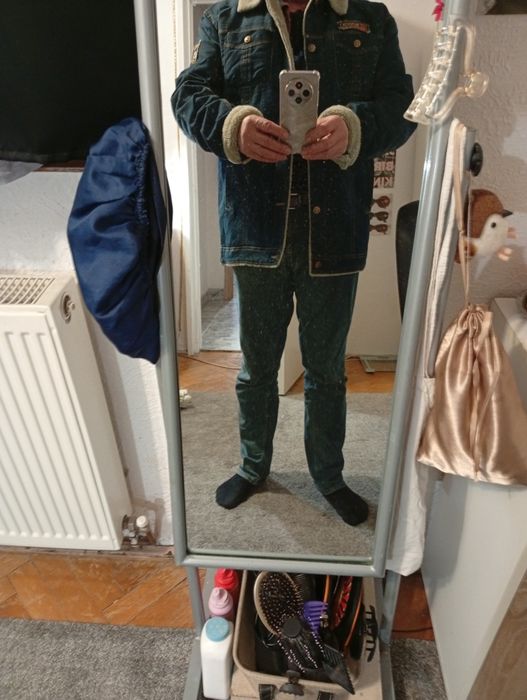 Vând Geaca Jeans cu blană model puțin mai lung