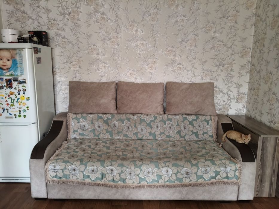 Диван с подушками б/у