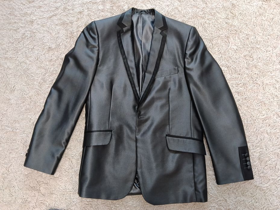 Costum Inedit în stare foarte bună