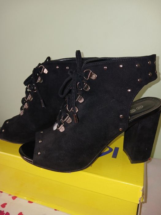 Женская обувь.  Oyoq kiyim