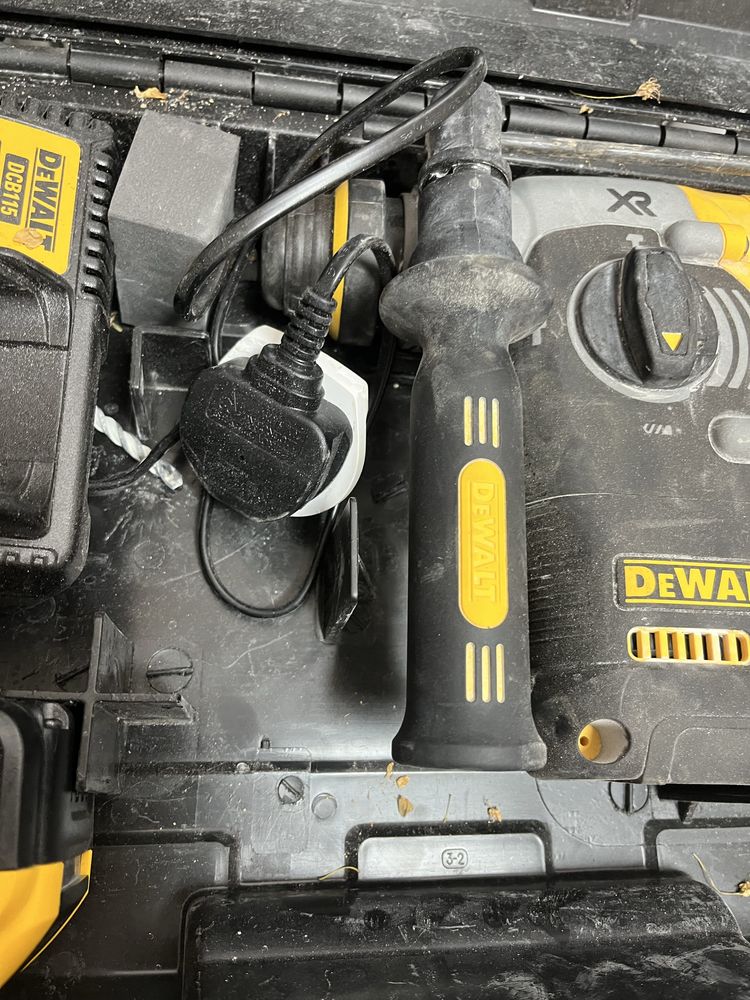 Акумулаторен перфоратор DEWALT DCH273