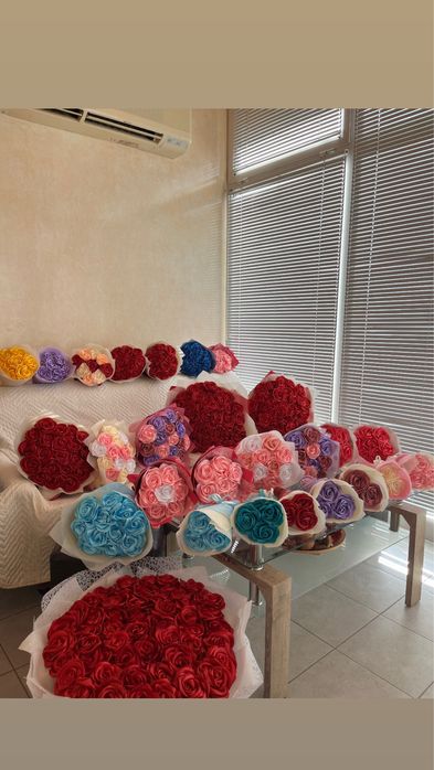 Букети от сатенени рози