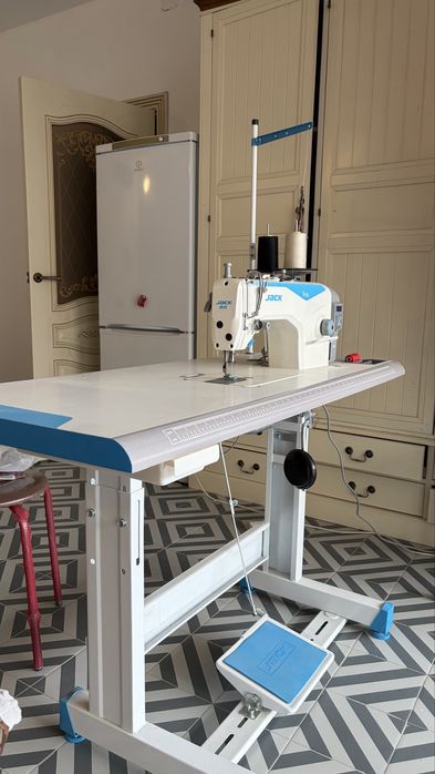 Швейная машинка и стол