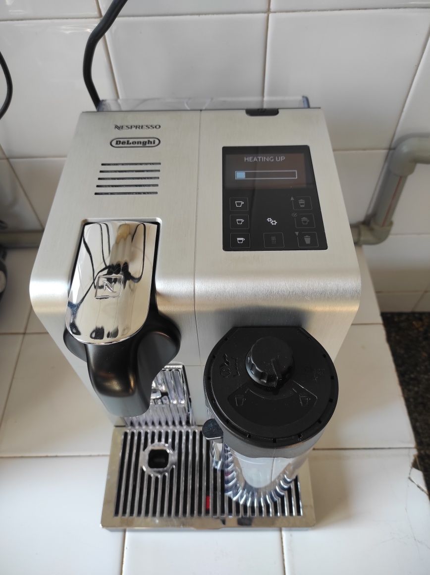 Кафемашина с капсули Delonghi Делонги Nespresso Lattissima Pro