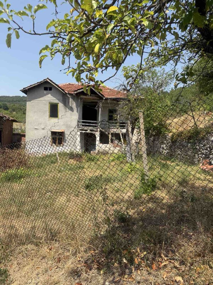 Къща с двор 1500кв.м