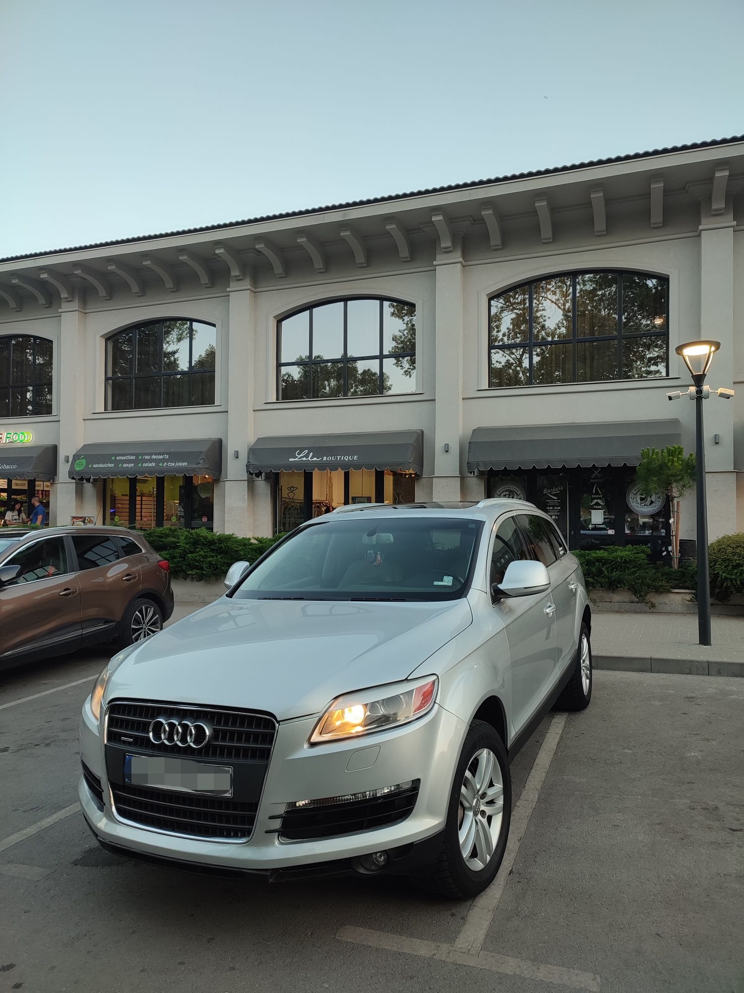 Audi Q7 , 3.6 бензин с газово (на мястото на резервната гума)