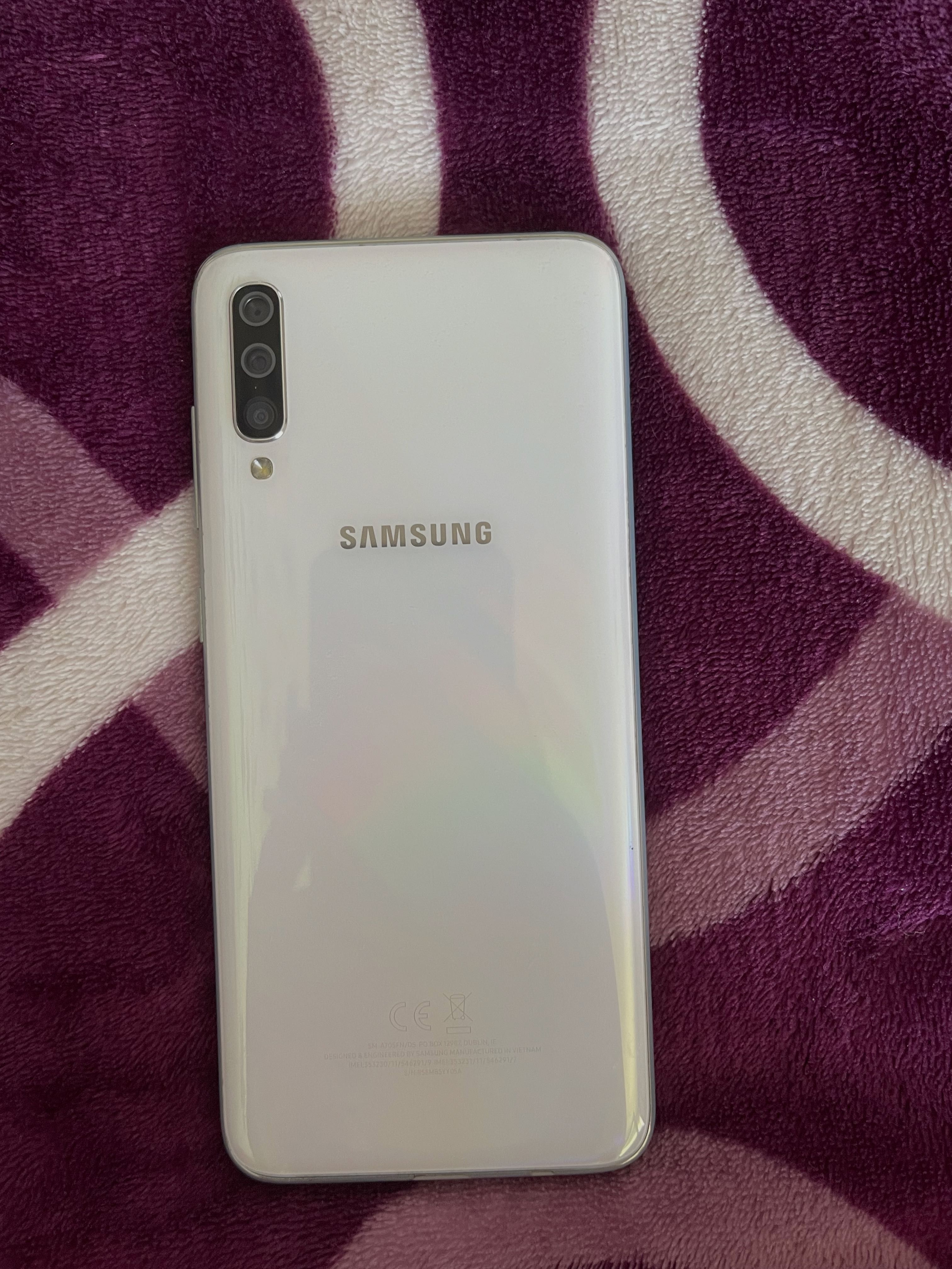 Vând Samsung galaxy A70 în stare perfectă. Ecranul nu are zgârieturi.