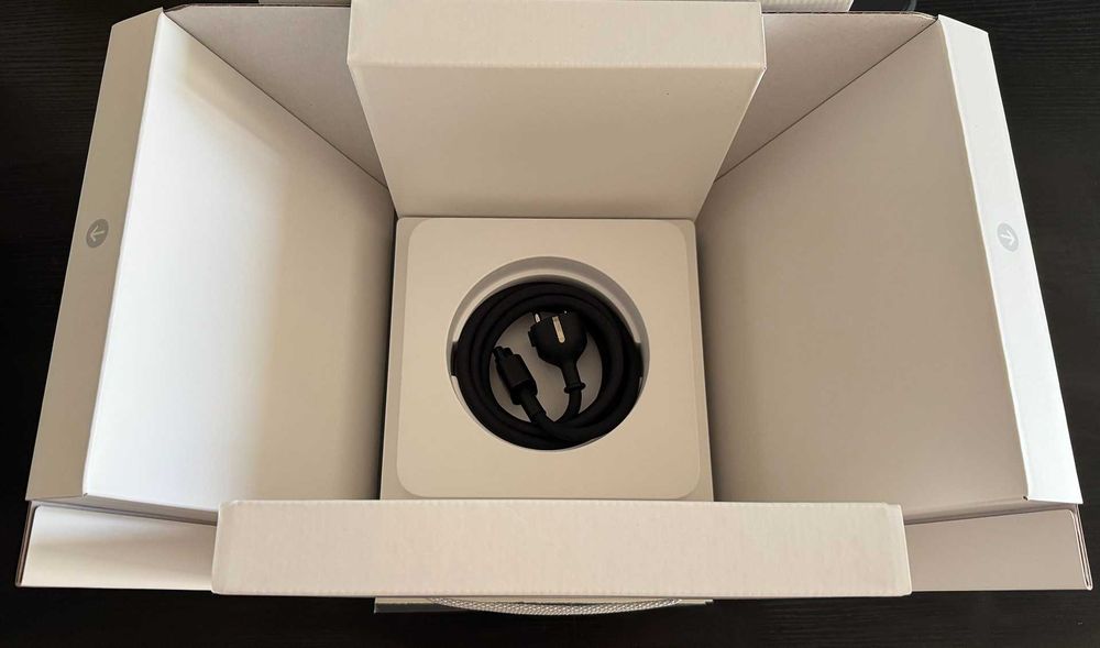 Apple M1 Studio Max 10-core CPU, 24-core GPU, 32GB RAM, 512GB SSD