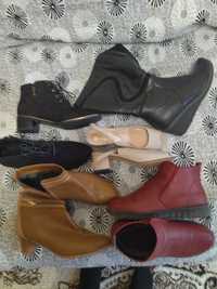 Женская обувь.красные ботинки и черные сапоги с мехом.