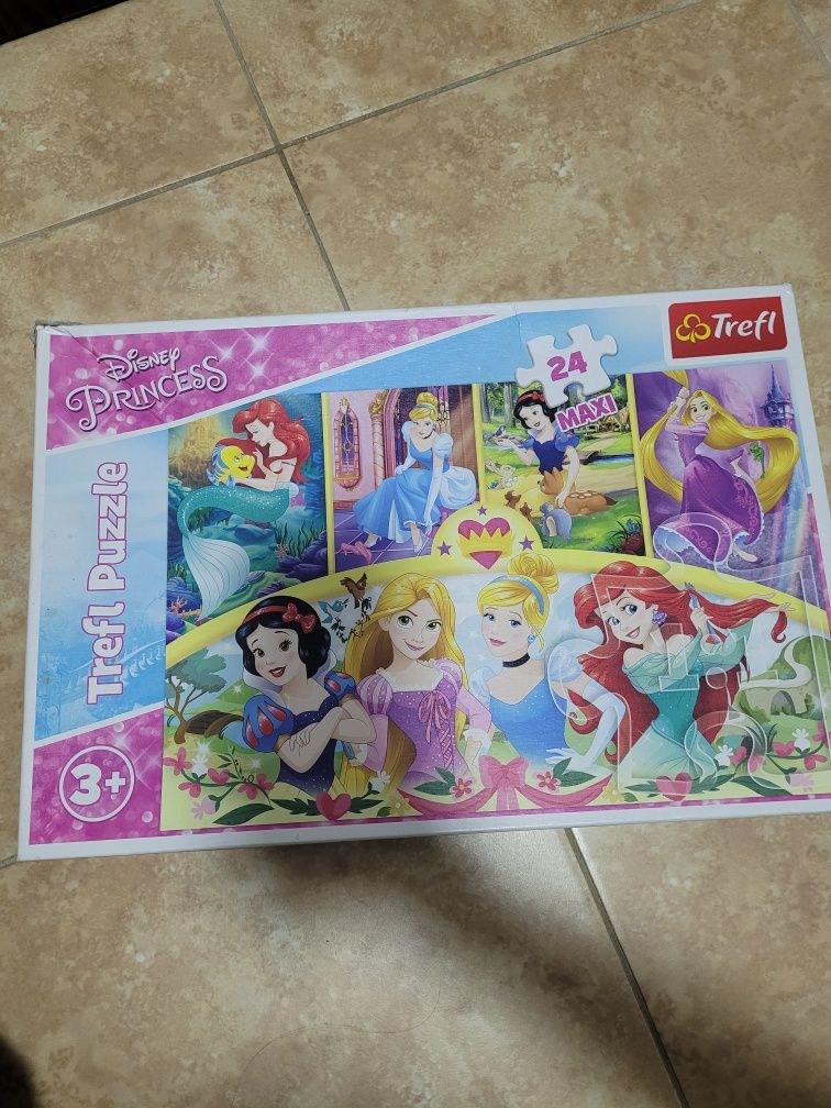 Vând puzzle cu printese Disney