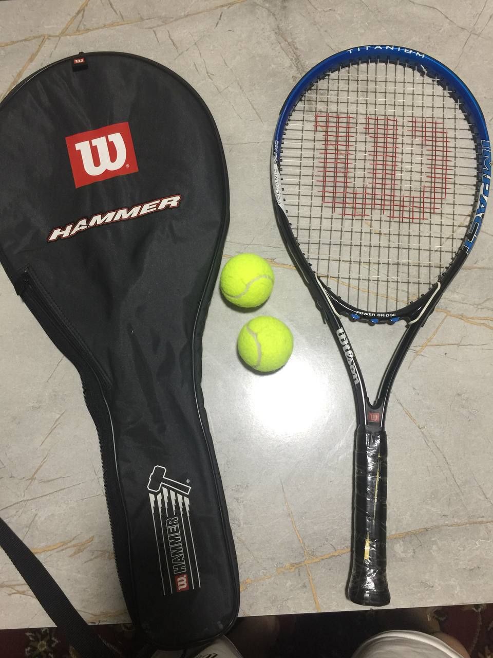 Продаётся новая теннисная ракетка от wilson с сумкой для ракетки