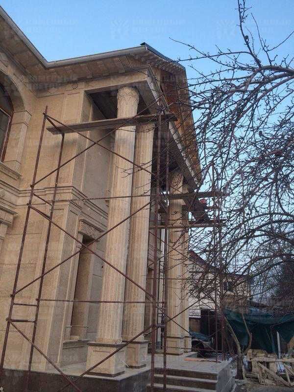 Фасад из натурального камня
