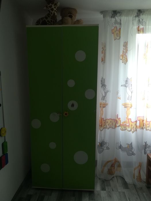Birou și dulap verde cu alb