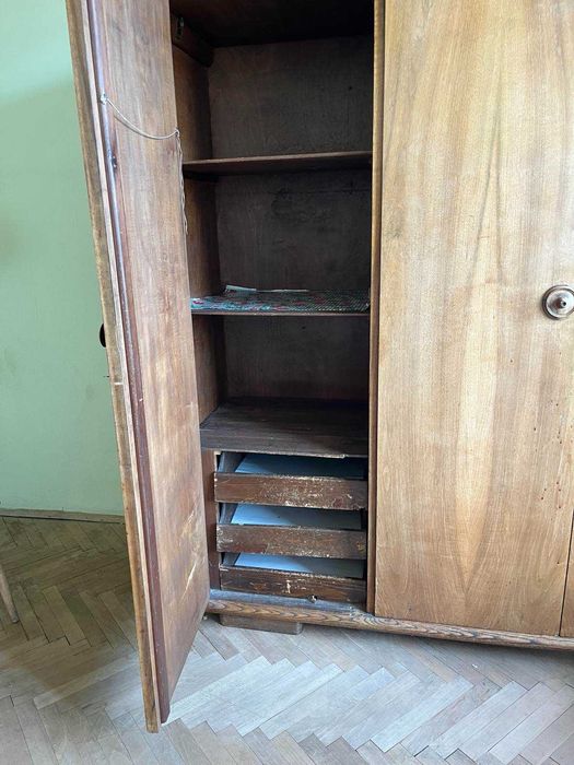 Трикрилен стар гардероб