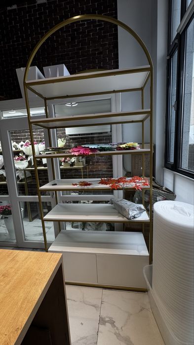 Продам стеллажи 5 стеллажей и две стойки