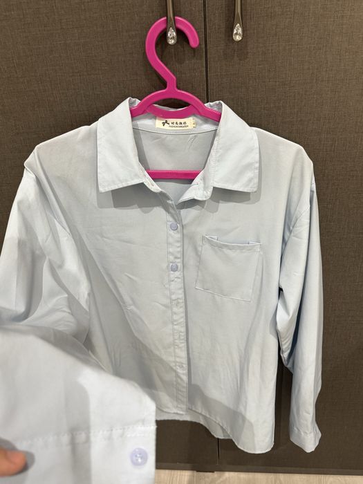 Рубашка голубая.