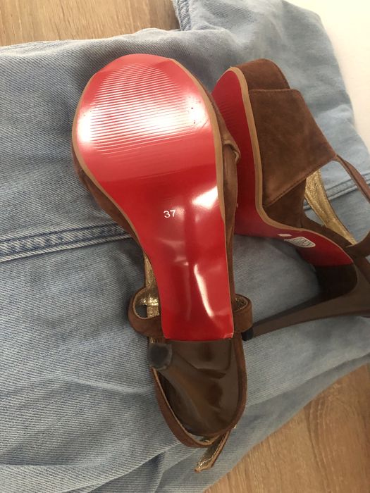 Sandale cu platforma din piele intoarsa