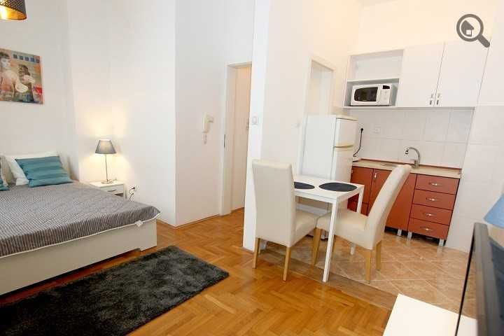Дава се под наем Едностаен апартамент в Пловдив, Изгрев - 45 кв.м за 153 € - Снимка #3