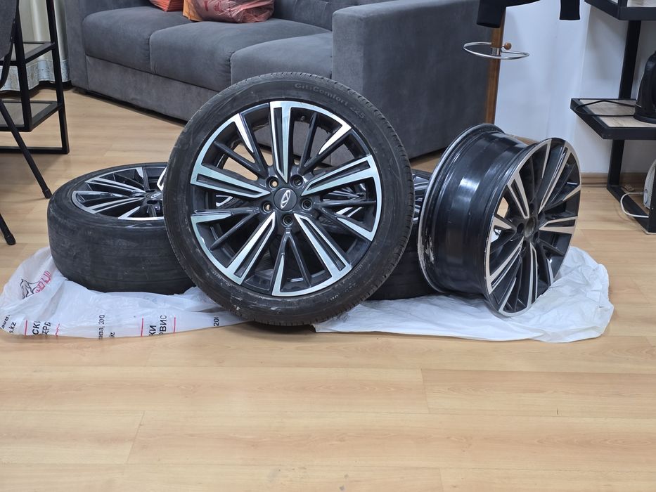 Оригиналы R18 (3 шины в придачу, состояние так себе)