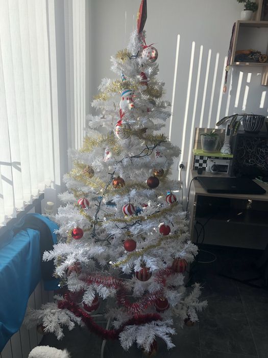 Коледна бяла елха с играчки