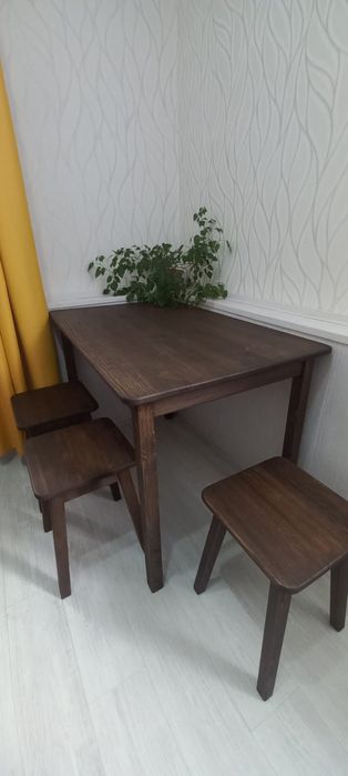 Деревянный стол с табуретками. Стол из дерева.