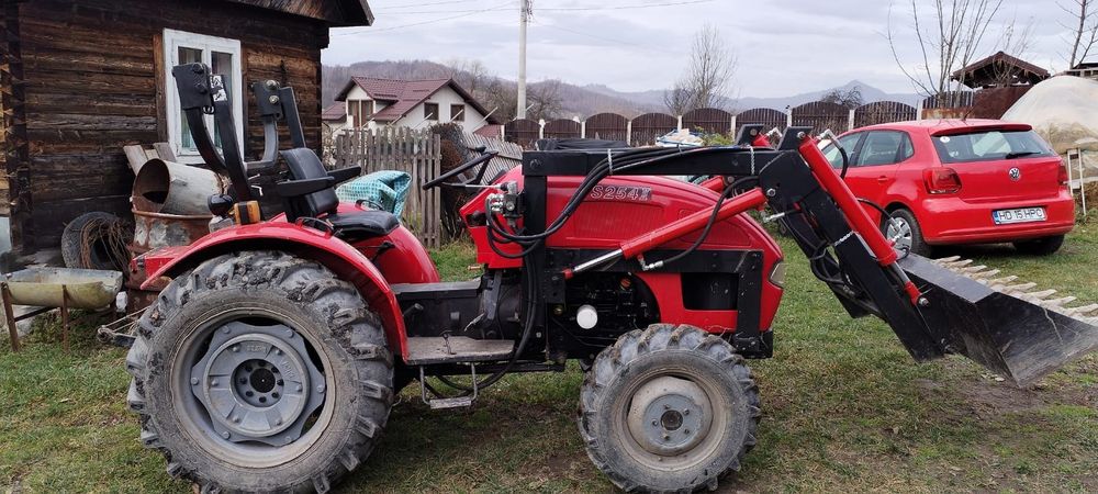 Vând tractor 4x4 Mahindra
