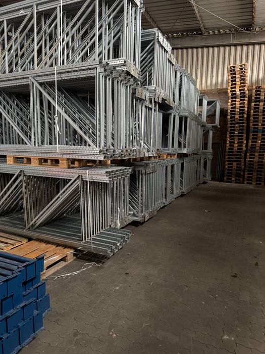 Stoc de rafturi metalice