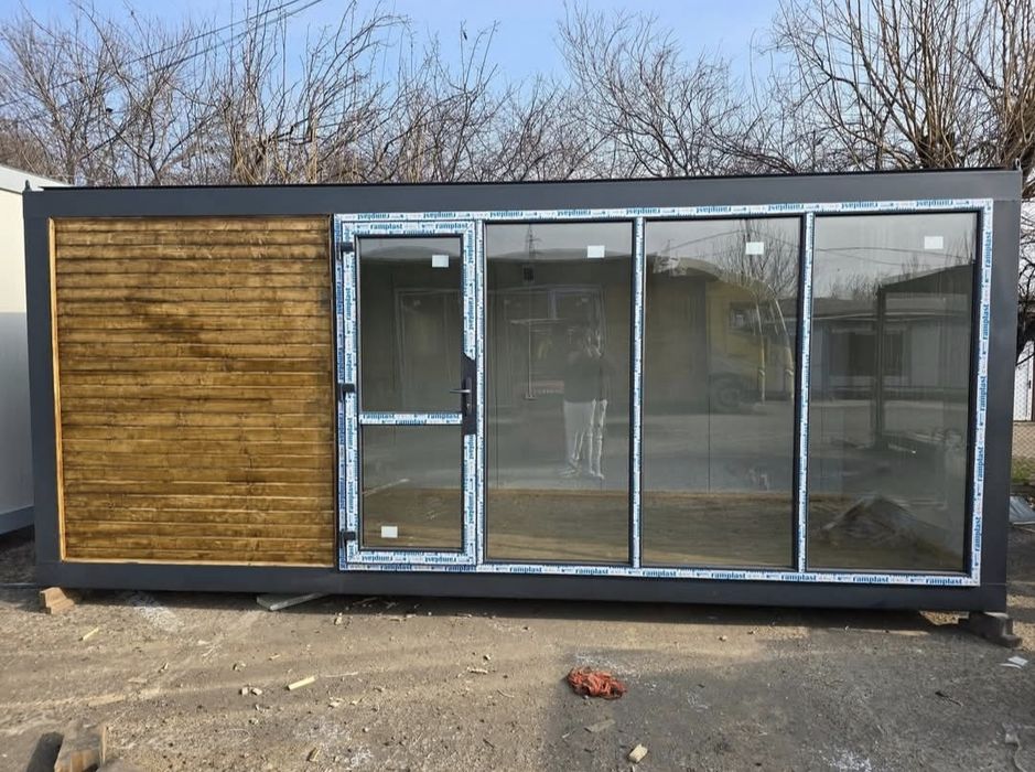 Vand containere pe structura metalica