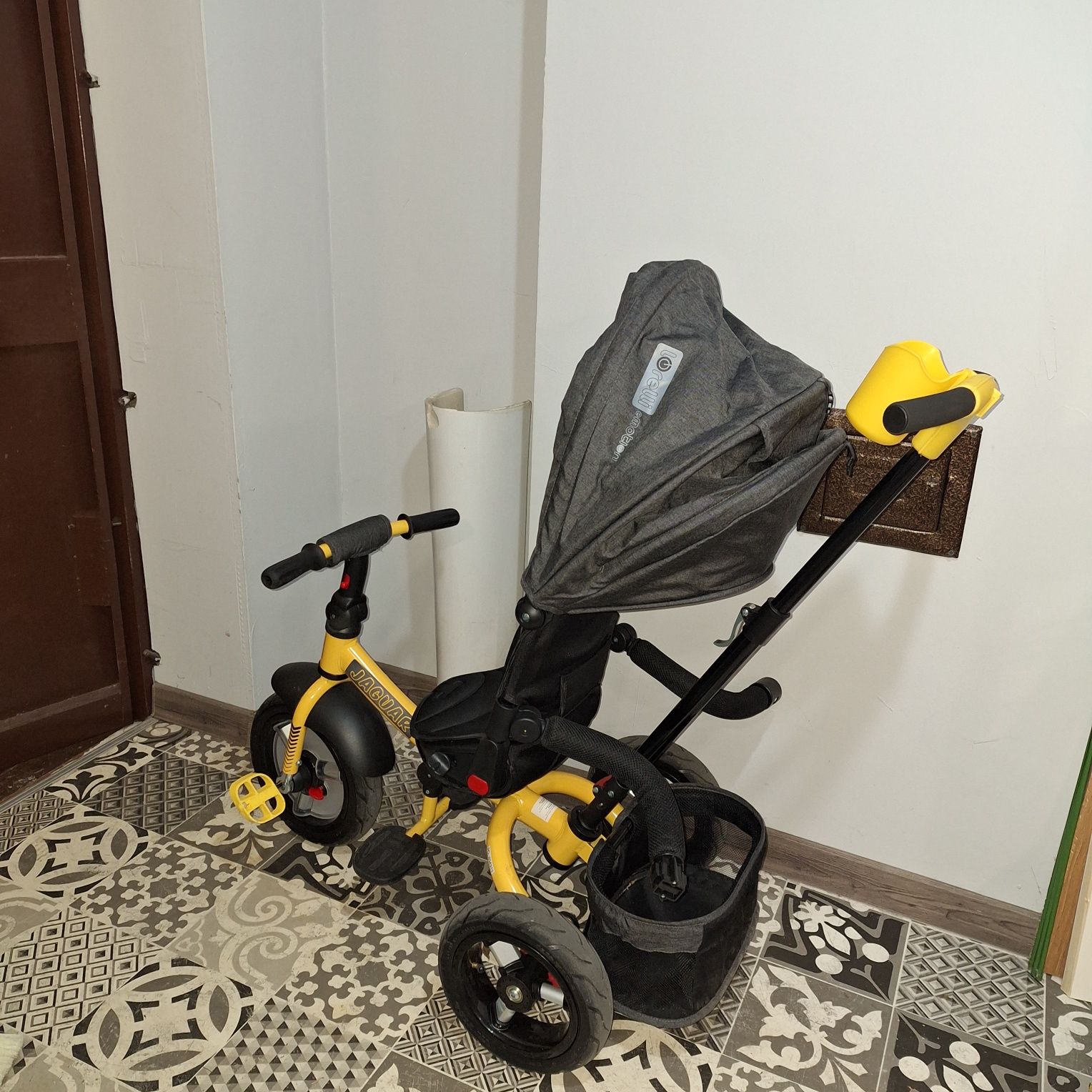LORELLI Emotion Триколка със сенник и въртяща се седалка JAGUAR BLACK